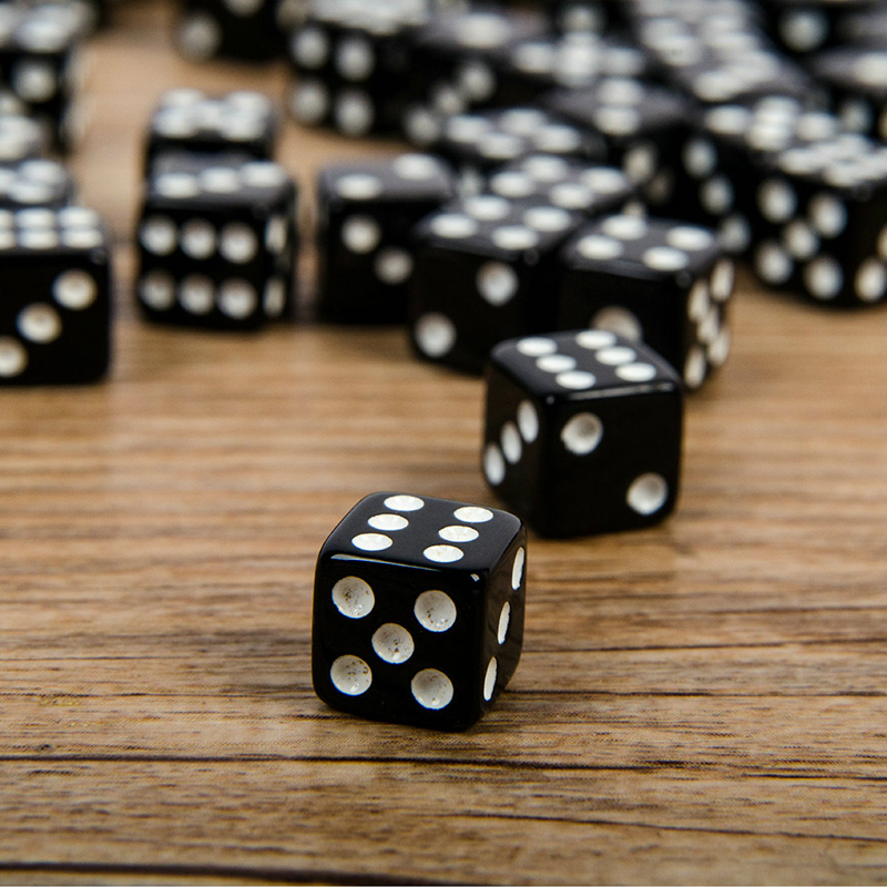 Puzzle Blank White - 8mmと10mmの6面ダイスパズル,50個,子供向けゲームアクセサリー,小さなサイズ,黒と白のキューブ